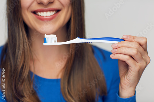 Fotografia Smiling woman holding toothy brush.