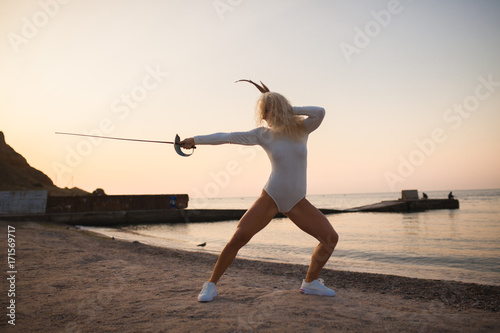 Φωτογραφία fencer training with a sword by the sea