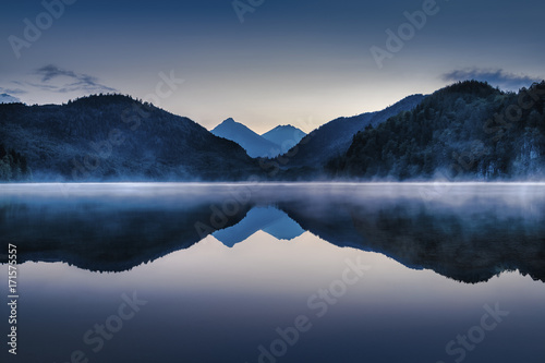 Fototapeta Naklejka Na Ścianę i Meble -  Sunset at a lake in the mountains