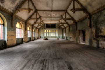 Wandcirkels Oude verlaten gebouwen Verlaten dansvloer in oude zaal  © Perry
