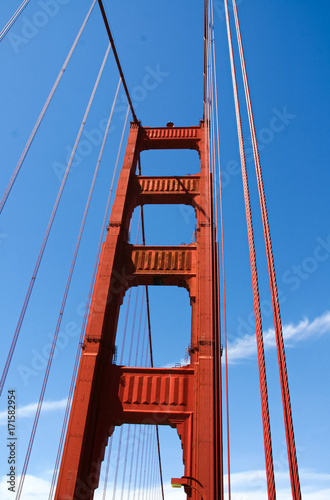 The Golden Gate Bridge in San Francisco © kenzos