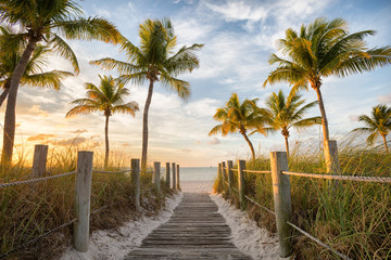 Sierkussen Strand en zee Houten brug naar Key West strand  © aiisha