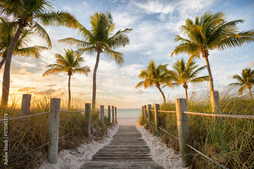 Fototapete Footbridge to the Smathers beach on sunrise - Key West, Florida