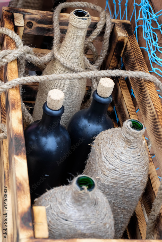 Obraz premium Decorative bottles in a wooden box