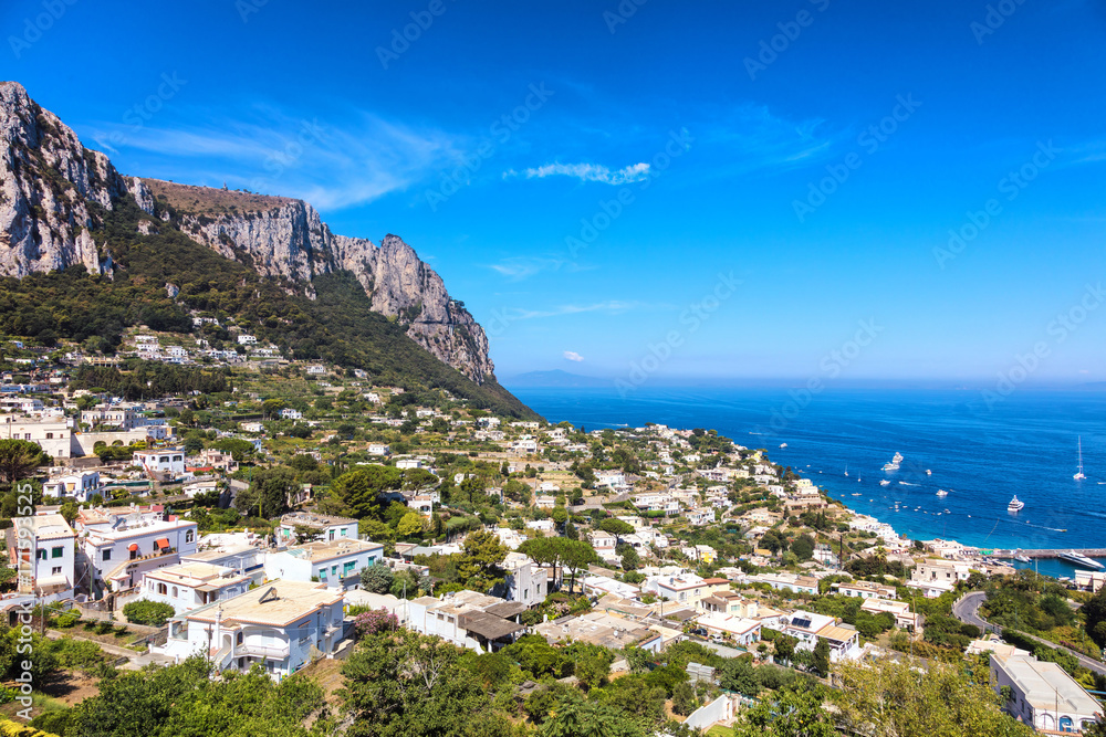 Vue sur la ville depuis les hauteurs de Capri, region de Naples, Italie