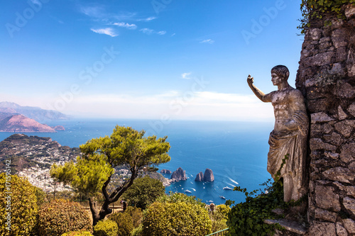 Vue sur la mer et sur  la statue de l'empereur auguste, depuis les hauteurs de Mont Solaro, Anacapri, Ile de Capri,  region de Naples, Italie photo