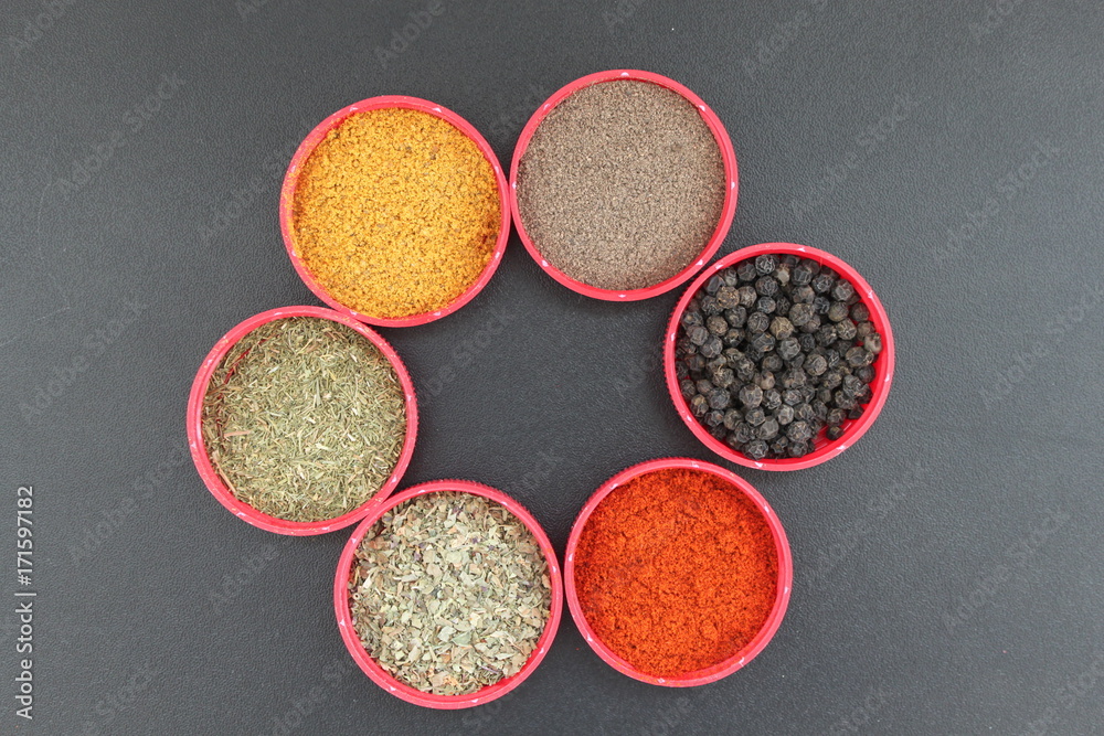 Condiments lie in a circle Condiments lie in a circle
