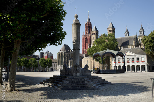 het Vrijthof in Maastricht met de st.janskerk,de sint-Servaasbasiliek en de Hoofdwacht photo
