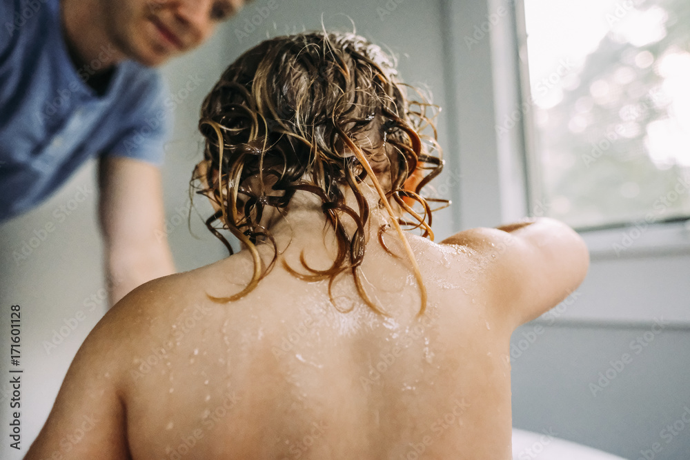 daughter bathing Father bathing daughter in bathroom Stock 写真 | Adobe Stock
