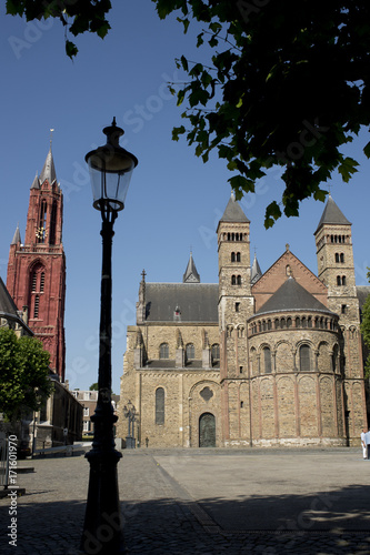 Het Vrijthof in Maastricht met 2 kerken, de st,janskerk en de sint servaasbasiliek.