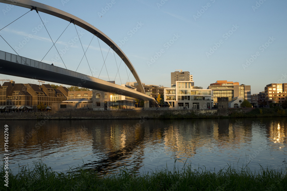 Naklejka premium Gezicht op het stadsdeel Wyck van Maastricht, met de voetgangersbrug verbonden vanuit het Centrum