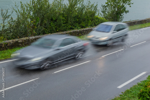 Verkehrssicherheit Drängler bei nasser Fahrbahn auf der Landstraße - Road safety to little safety distance on a country road
