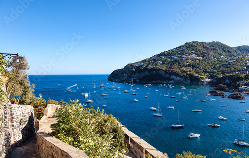 Vue sur le port de Forio depuis le ch  teau Aragonais d Ischia  golfe de Naples  r  gion de Campanie Italie