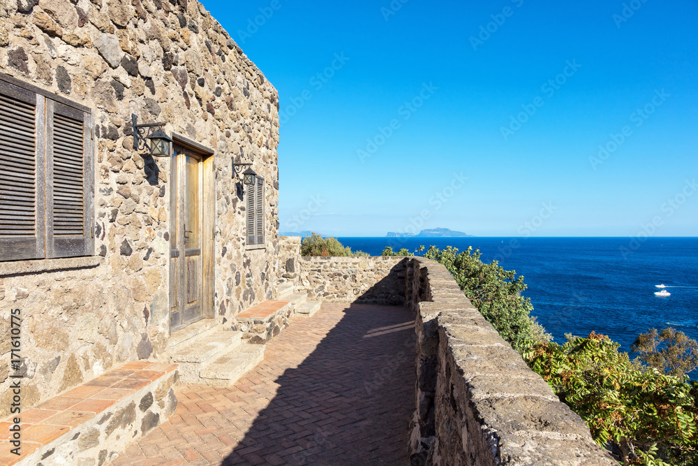 île de Capri vue depuis une terrasse du château Aragonais d'Ischia, Forio, golfe de Naples, région de Campanie,Italie