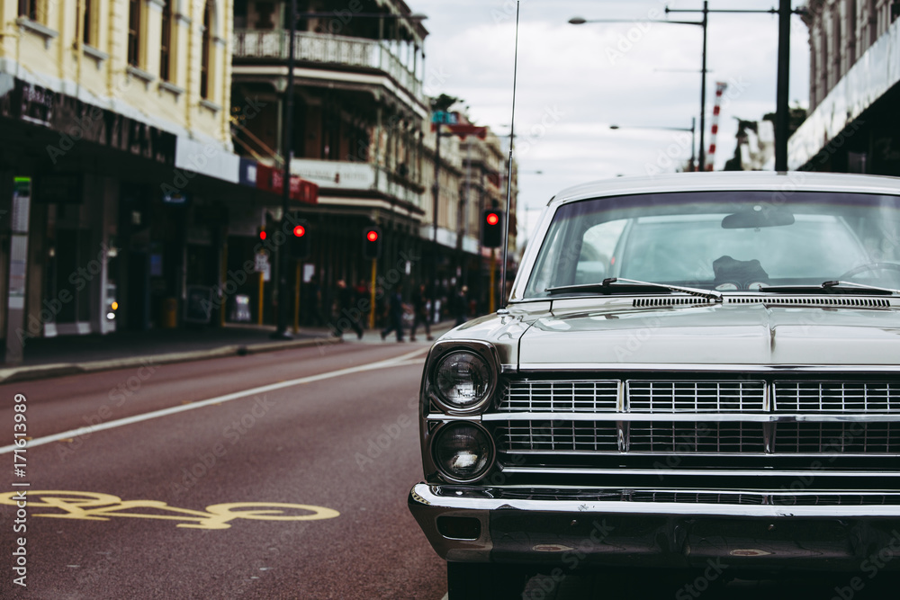 Fototapeta レトロな車と街並み