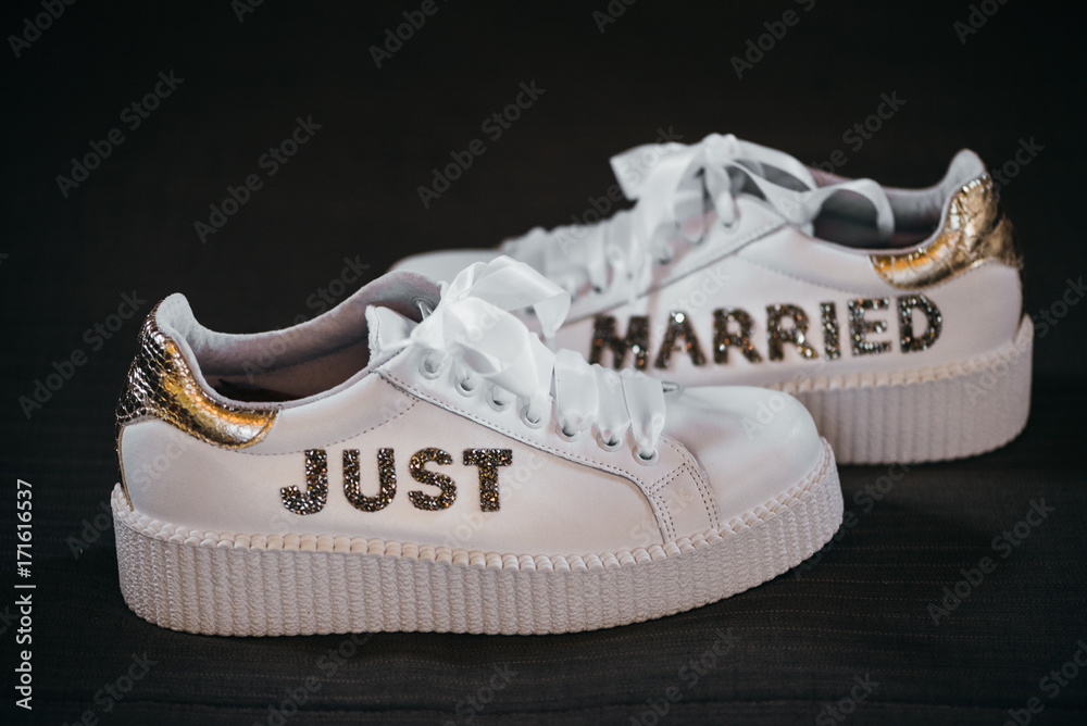 Scarpe sneakers da sposa con scritta just married Stock Photo | Adobe Stock