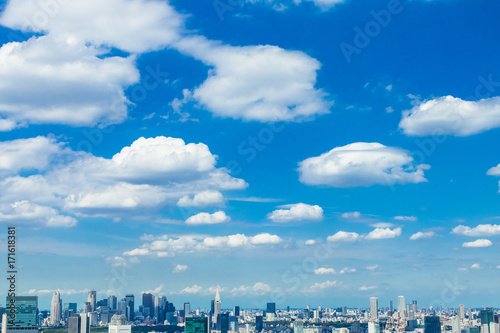 東京 青空と風に流れる雲