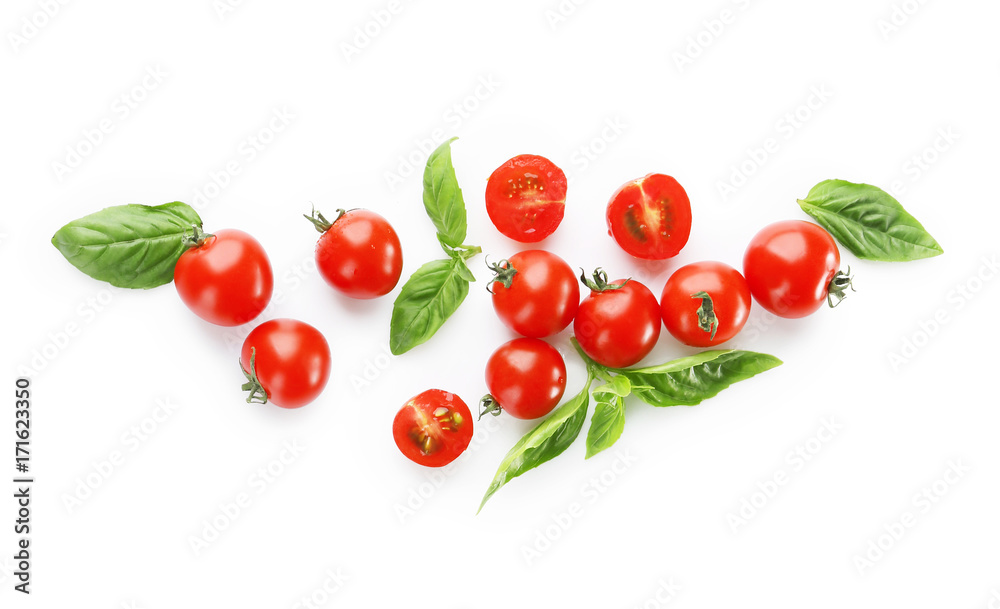 Fototapeta Wiśniowe pomidory i zielona świeża organiczna bazylia na białym tle