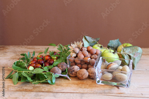 giuggiole appena raccolte ,noccioline,mandorle e mele cotogne su tavolo di legno