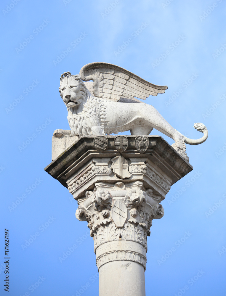 Ταπετσαρία column with the lion winged symbol of the  of Venice in Italy