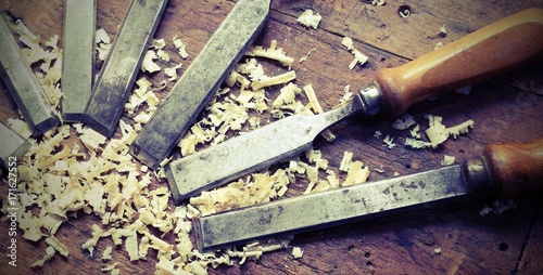 Foto sharp chisels with sawdust and vintage effect