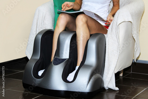 Foto Electric massage foot bath. Relax after work.
