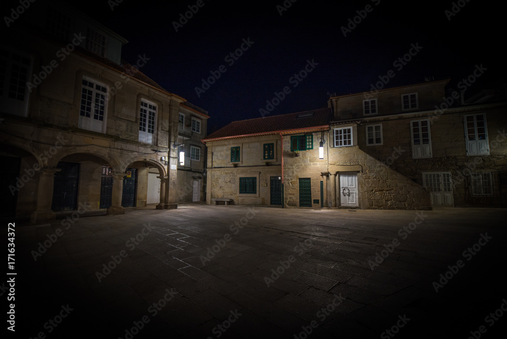 Edificios antiguos en ciudad de Pontevedra de noche
