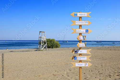 Strzałki kierunku na plaży, wyspa Rodos w Grecji.