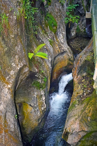 Cañones barrancos precipicios de montaña