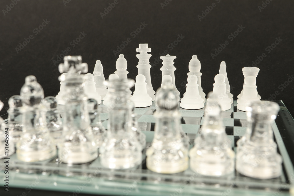 Jeu d'échecs en verre sur fond noir Jeu d'échecs en verre sur fond noir