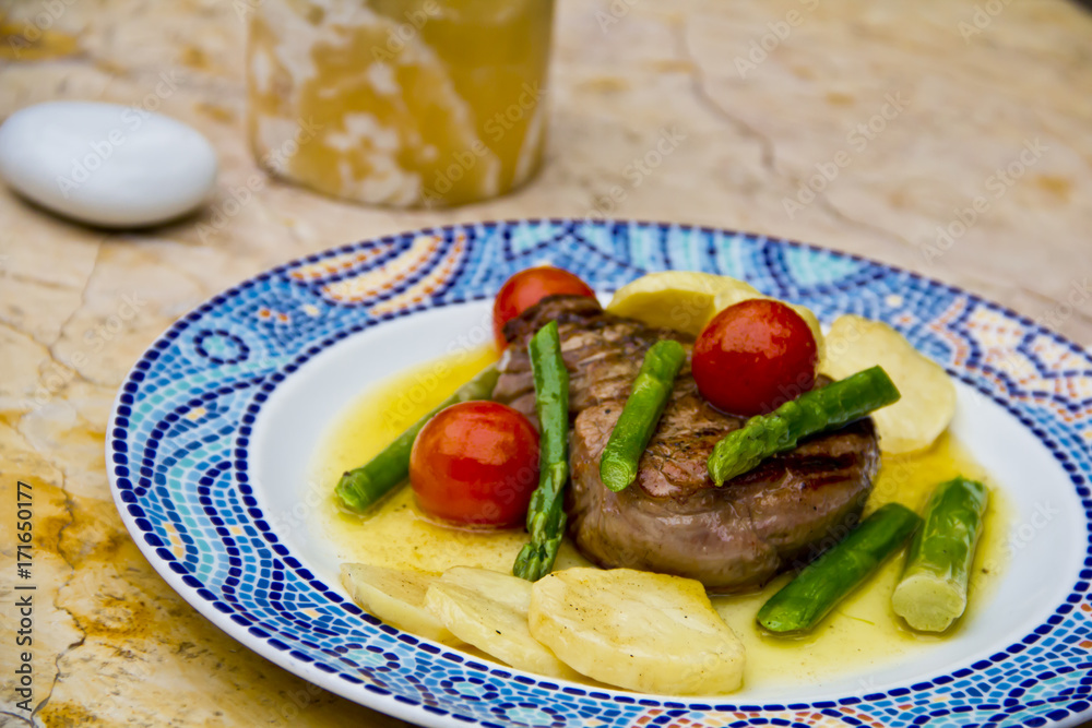 Φωτογραφία Classic French beef steak served with seasonal vegetables and butter sauce, elegant restaurant-style dish showcasing traditional French cuisine and gourmet presentation