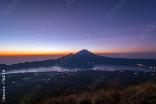 Aktywna wulkan góry góra Batur przy wschodem słońca w Bali, Indonezja.