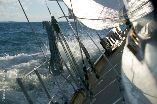 Segelyacht hoch am Wind bei...