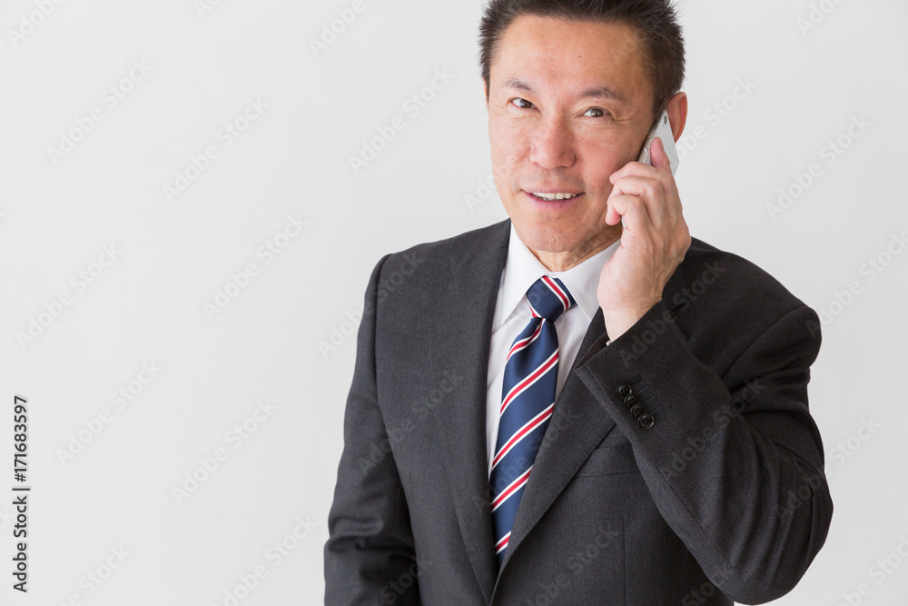 電話をするミドル男性　ビジネス