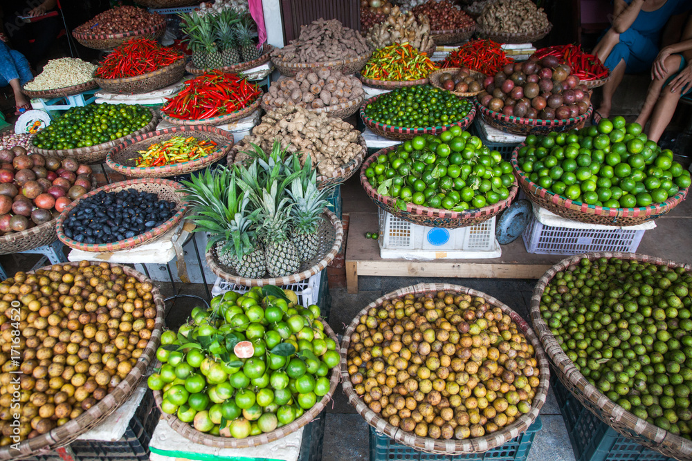 Obraz premium tropical spices and fruits sold at a local market in Hanoi (Vietnam)