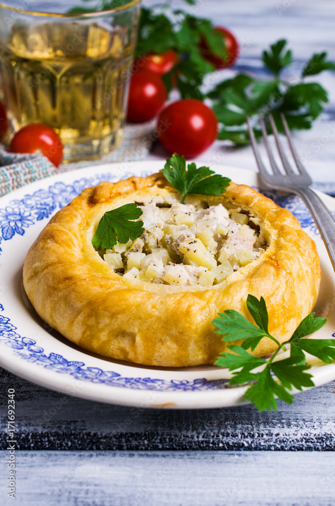 Round meat pie with vegetables