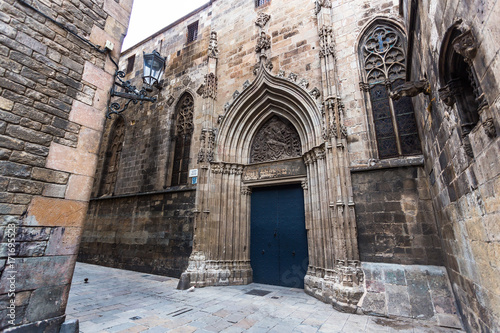 Narrow street of Piedad that borders the Cathedral of Barcelona © ecuadorquerido