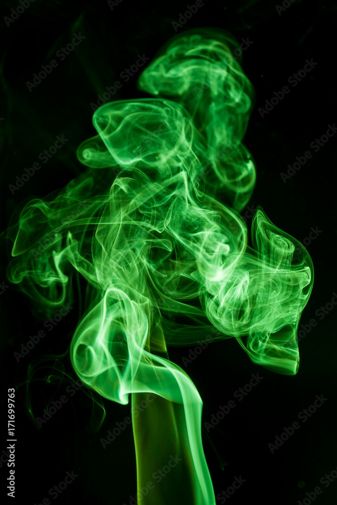 Obraz premium Green smoke movement on black background.