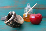Shofar Honey and apple on a turquoise background