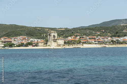 Ouranoupolis mit byzantinischem Turm, auf der Halbinsel Athos, Griechenland