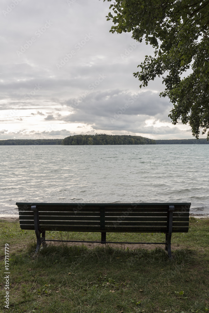 Sitzbank am Großen Stechlin in der Uckermark, Ostdeutschland Sitzbank am Großen Stechlin in der Uckermark, Ostdeutschland