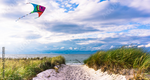 Bild auf Leinwand drachen steigen an der ostsee im herbst