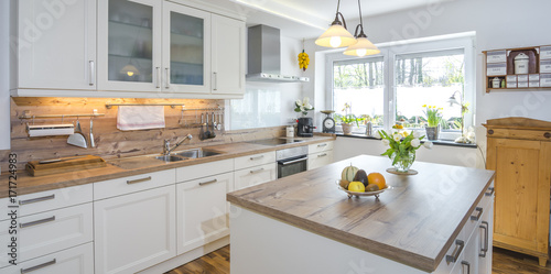 helle, wohnliche Küche im Landhaus-Ambiente photo