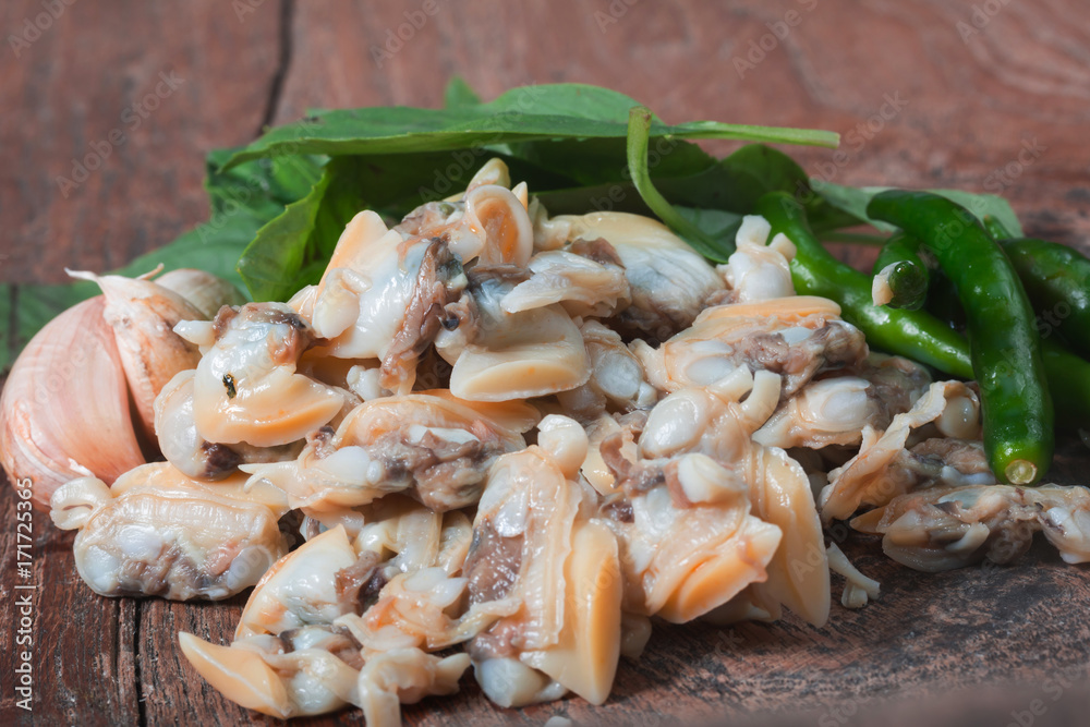 Fresh cockle From the sea of Thailand and Basil Leaves Before cooking
Fresh cockle From the sea of Thailand and Basil Leaves Before cooking