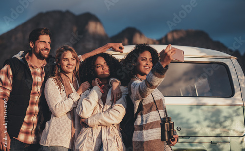 Friends on road trip taking selfie © Jacob Lund