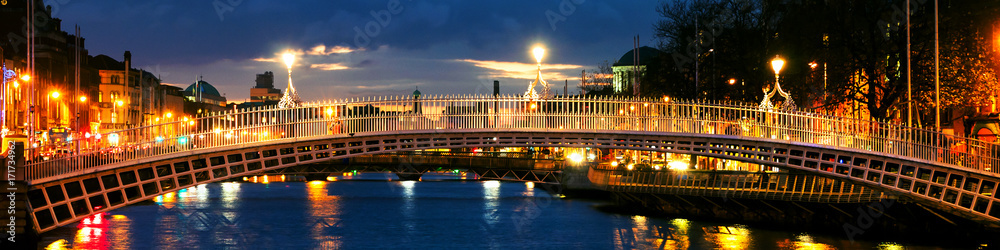 Naklejka premium Dublin, Irlandia. Nocny widok słynnego mostu Ha Penny