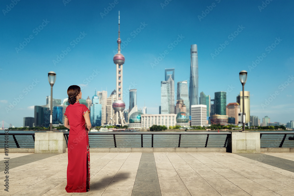 Naklejka premium Azjatycka młoda kobieta w tradycyjnym chińskim stroju podróżuje po Szanghaju w Chinach.
