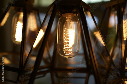 Warmes Licht von retro Lampe