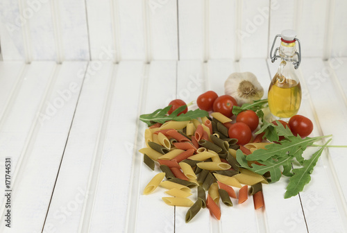 Ингредиенты для итальянской пасты на белом деревянном столе