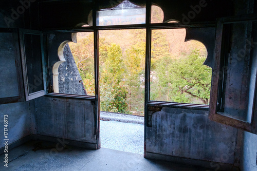 Tableau sur toile Residential building at abandoned Maharishi Mahesh Yogi Ashram (Beatles Ashram)